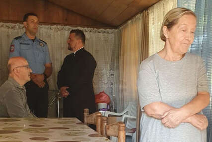 GEST ZA SVAKU POHVALU Banjalučki policajci skupili pomoć za porodicu Malčić (FOTO)