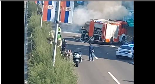 Zapalio se "porše" na auto-putu u Beogradu