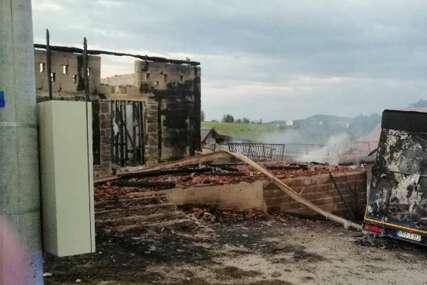 Banjalučki vatrogasci imali pune ruke posla: Gasili požare automobila, štale i mašine za suđe (FOTO)