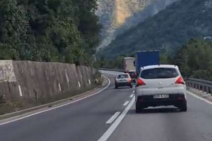 Divljačkom vožnjom ugrozio živote: Pogledajte opasno preticanje u krivinama između Jablanice i Mostara (VIDEO)