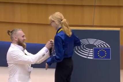 Nesvakidašnji slučaj u Evropskom parlamentu: Estonac kleknuo na koljena zaprosio djevojku u punoj sali (VIDEO)