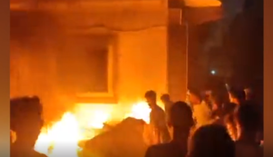 Nisu na vrijeme upozoreni na poplavu: Stanovnici Derne zapalili gradonačelnikovu kuću