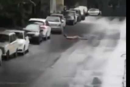 Nag muškarac na ulici usred dana: Bez trunke odjeće valjao se po ulici, a onda trčao između zgrada (VIDEO)