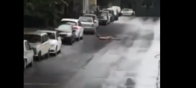 Nag muškarac na ulici usred dana: Bez trunke odjeće valjao se po ulici, a onda trčao između zgrada (VIDEO)