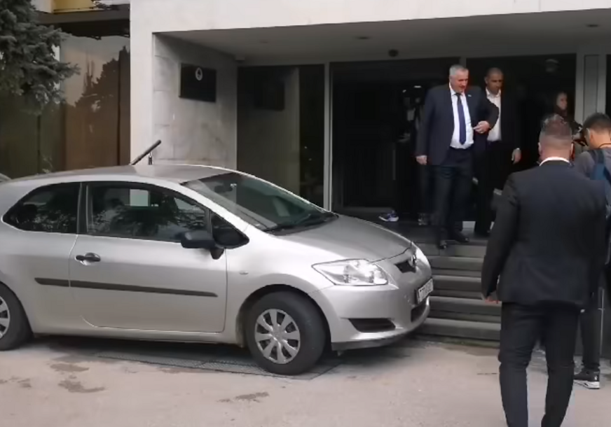 "Nismo mi vreća za udaranje ili vrećica čipsa da nas gaze" Vukanović u znak protesta parkirao auto ispred ulaza u Narodnu skupštinu (VIDEO)