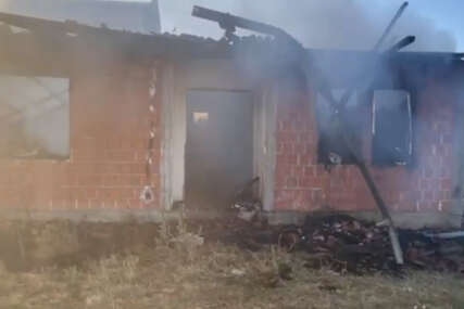 Ponovo zapaljena kuća povratnika: Ranko nije želio da proda djedovinu, pa je već treći put zatekao u plamenu (VIDEO)