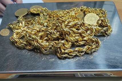 KRILI PRAVO BLAGO Kod bračnog para carinici pronašli više komada vrijednog zlatnog nakita