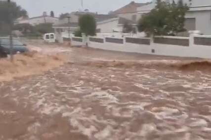 Poplave u Španiji: Spaseno dijete (10) koje se osam sati držalo za drvo