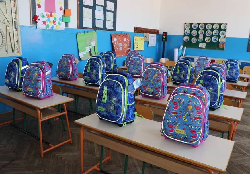 školske torbe na klupama