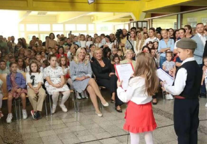 Željka Cvijanović na dječjoj priredbi