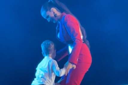 (VIDEO, FOTO) Mali Aleksandar očarao sve na koncertu: Sin Prijovićke izašao na binu, a ono što je rekao NASMIJALO CIJELU HALU