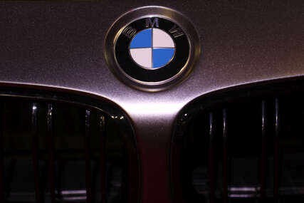 NIJE ŽALILA NOVAC Baka u desetoj deceniji kupila blindirani BMW