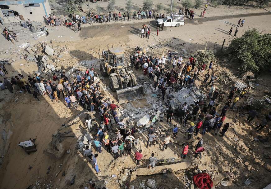 traženje preživjelih u pojasu gaze poslije bombardovanja izraela 