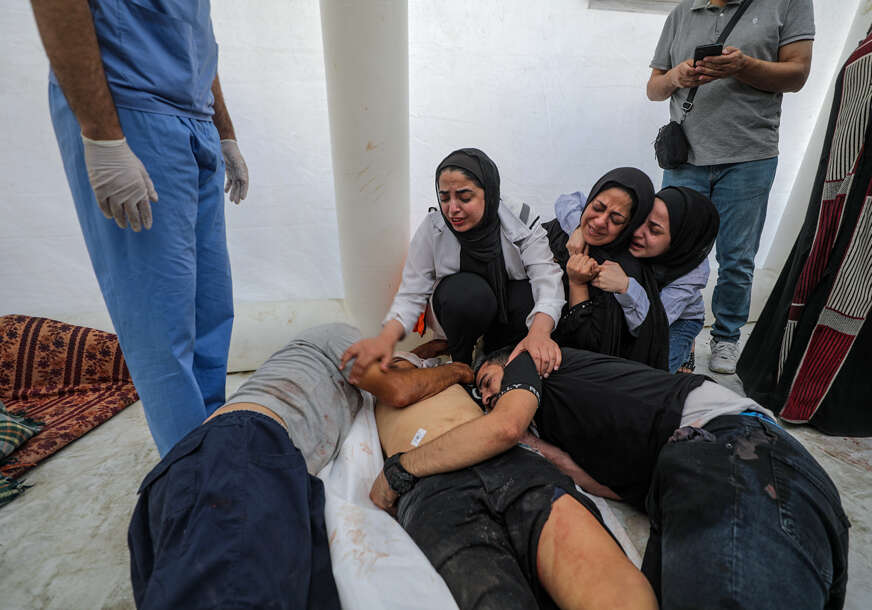 "Miris smrti je svuda oko nas" More MRTVIH ispred bolnice u Gazi nakon napada (VIDEO)