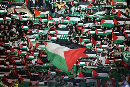 (FOTO) PORUKA IZ GLAZGOVA Na stotine zastava Palestine na tribinama u Ligi šampiona
