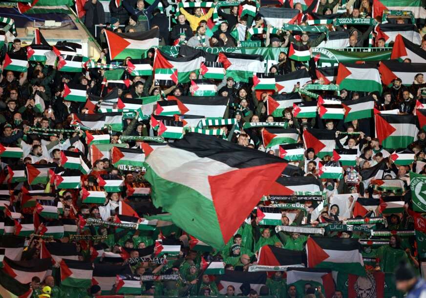 (FOTO) PORUKA IZ GLAZGOVA Na stotine zastava Palestine na tribinama u Ligi šampiona