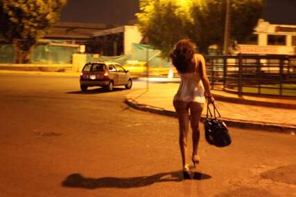Prostitutka hoda ulicom
