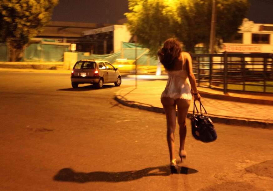 Prostitutka hoda ulicom