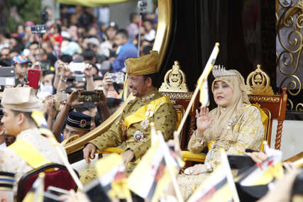 Život najbogatijeg sultana na svijetu: Ima harem sa 100 ŽENA koje mijenja sa sinom, njegove godine bile su obojene skandalima (FOTO)