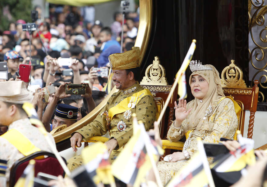 Život najbogatijeg sultana na svijetu: Ima harem sa 100 ŽENA koje mijenja sa sinom, njegove godine bile su obojene skandalima (FOTO)