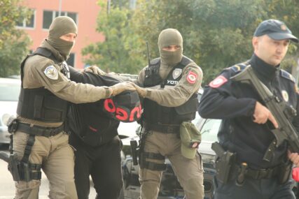 (FOTO) Uhapšeni dileri u akciji "Omerta" dovedeni kod tužioca: Nakon ispitivanja biće donesena odluka o pritvoru