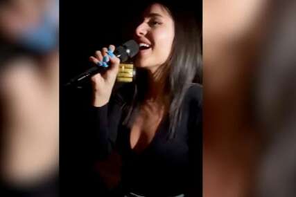 Atmosferu dovela do usijanja: Anastasija se latila mikrofona i zapjevala Cecine hitove na slavlju srpskih fudbalera (VIDEO)
