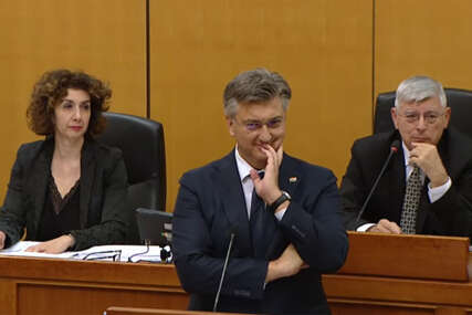 Andrej Plenković se smiješi u Hravtskom saboru