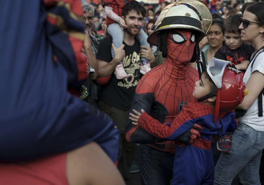 (FOTO) Nastoje oboriti svjetski rekord: Oko 1.000 osoba u kostimu Spajdermena na ulicama Argentine