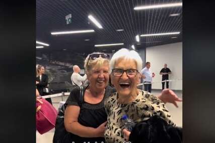 Od sreće ustala iz kolica: Baka (90) iz Njemačke se vratila Srbiju, porodica je na aerodromu dočekala sa muzikom (VIDEO)