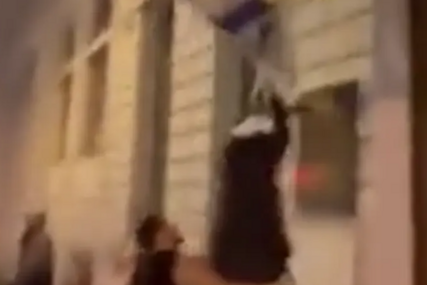 (VIDEO) Incident u Beču: Ispred sinagoge nasilno skinuli zastavu Izraela