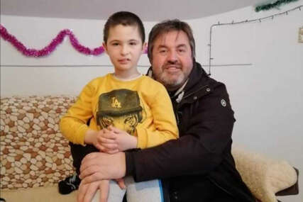 Branislav Vučić Vučko i Ognjen Drljača dijete sjedi u krilu