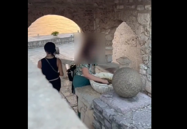 Turistkinja uzela novac ženi koja prosi