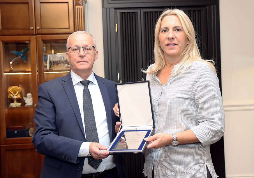 Pero Ćorić uručuje priznanje Željki Cvijanović