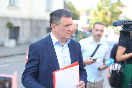 SNSD sprema peticiju za opoziv Stanivukovića "Frizer gradonačelnika ostvaruje veća prava nego osobe sa invaliditetom i djeca poginulih boraca" (FOTO)
