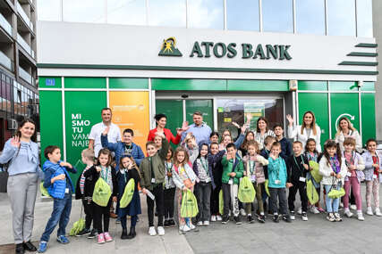 djeca ispred ATOS banke
