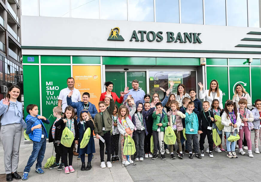 djeca ispred ATOS banke