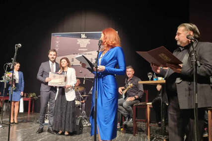 Dijana Grbić prima nagradu na festivalu u Prijedoru