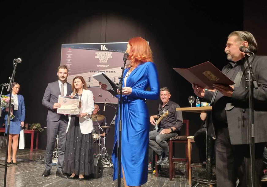 Dijana Grbić prima nagradu na festivalu u Prijedoru