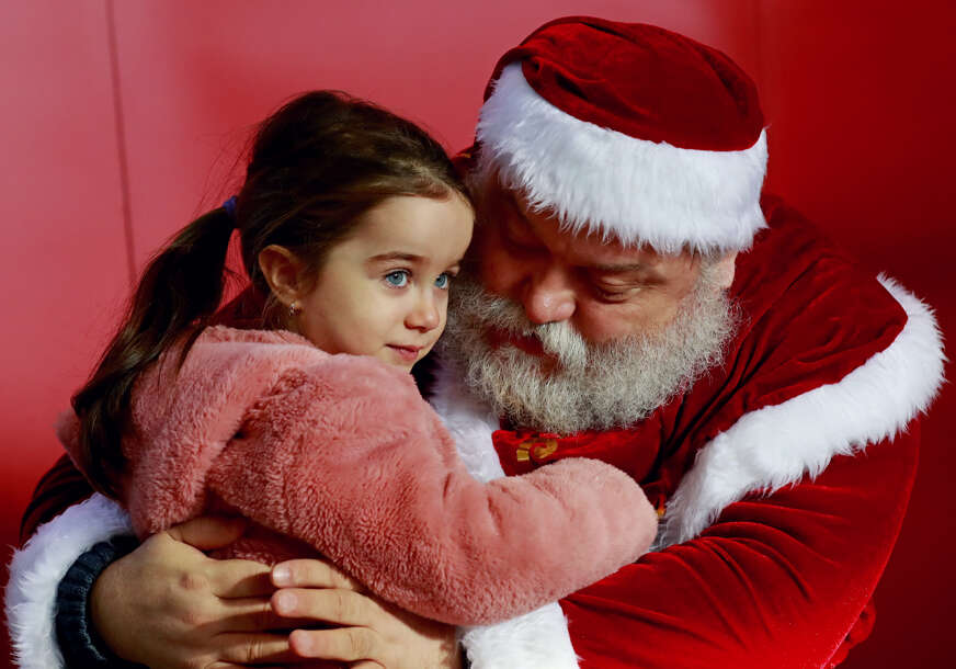 djevojčica u krilu Djeda Mraza