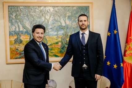 (FOTO) "Ponosan sam da smo napravili ekspresnu vladu" Abazović za novog premijera imao zanimljive riječi dobrodošlice