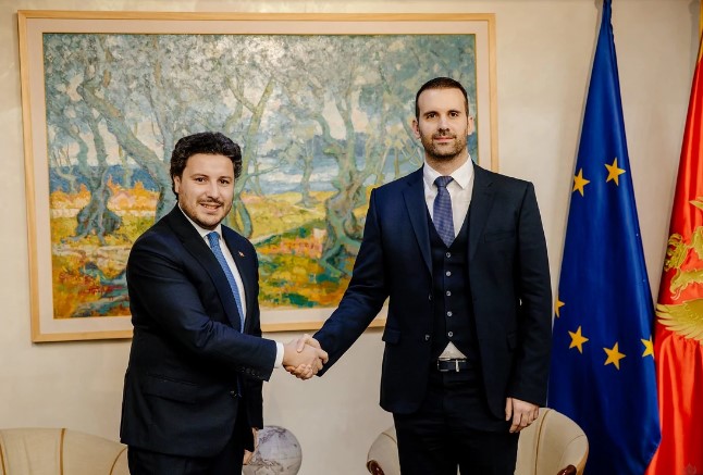(FOTO) DEMOKRATSKI MANIRI Dritan Abazović predao dužnost Milojku Spajiću, a evo kako je izgledao susret bivšeg i sadašnjeg premijera Crne Gore