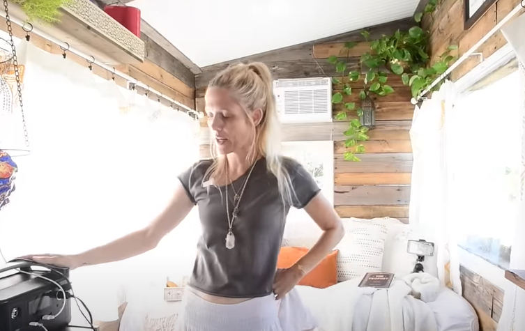Zarađuje velike pare samo iznajmljujući ovaj prostor: Ova žena je od obične šupe za alat napravila kuću za odmor (VIDEO)