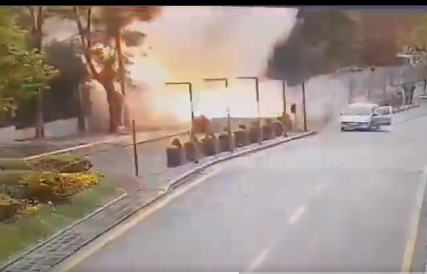 Kamere snimile trenutak eksplozije: U napadu ranjena 2 policajca, jedan muškarac poginuo (VIDEO)