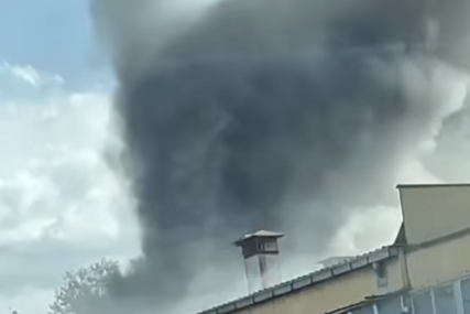 (VIDEO) Gori zgrada, crni dim nad fabrikom: Požar gasi čak 21 vatrogasac, evo na šta se sumnja da je uzrok