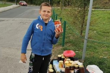 (FOTO) "On ima 12 godina, otac je srčani bolesnik, majka ima karcinom" Zlatko je pored stadiona vidio mališana koji prodaje džem i zimnicu, a zatim je uputio  HITAN APEL