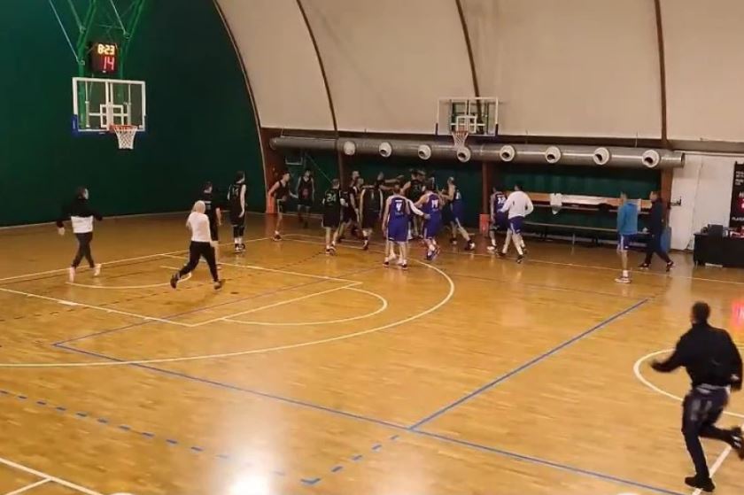 Sin predsjednika Crvene zvezde u centru skandala: Filip Čović se žestoko potukao na košarkaškoj utakmici (VIDEO)