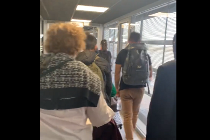 Prvi snimci HAOSA U FRANCUSKOJ: Putnici evakuisani zbog dojava o bombama i sumnjivog prtljaga (VIDEO)