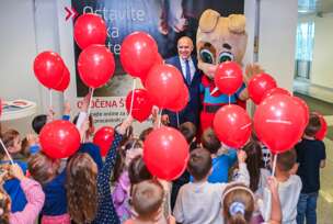 Djeca drže crvene balone