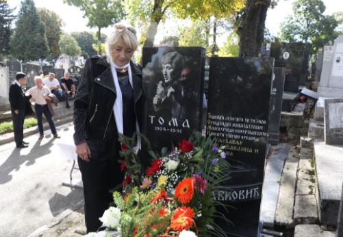 Supruga Tome Zdravkovića na njegovom grobu