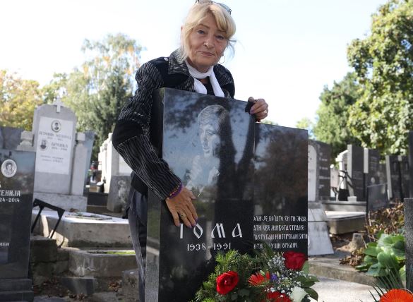Supruga Tome Zdravkovića na njegovom grobu